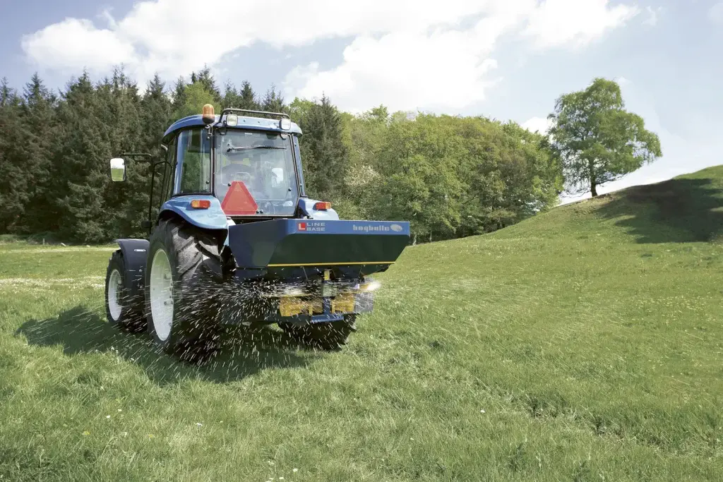 Abonadora Bogballe L15 base abonando una pradera