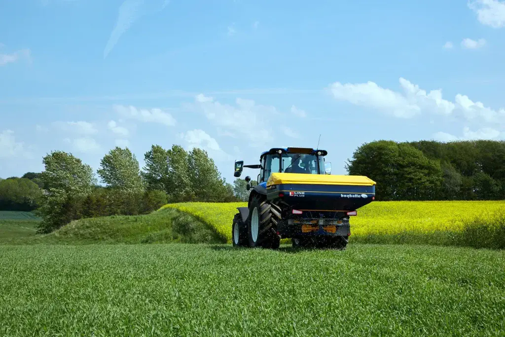 Abonadora Bogballe L15 plus trabajando en un campo de cereal