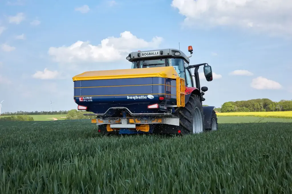 Vista trasera de la abonadora Bogballe L20 plus en un campo de cereal