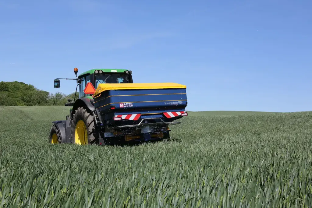 Abonadora Bogballe M35W base abonando un campo de cereal