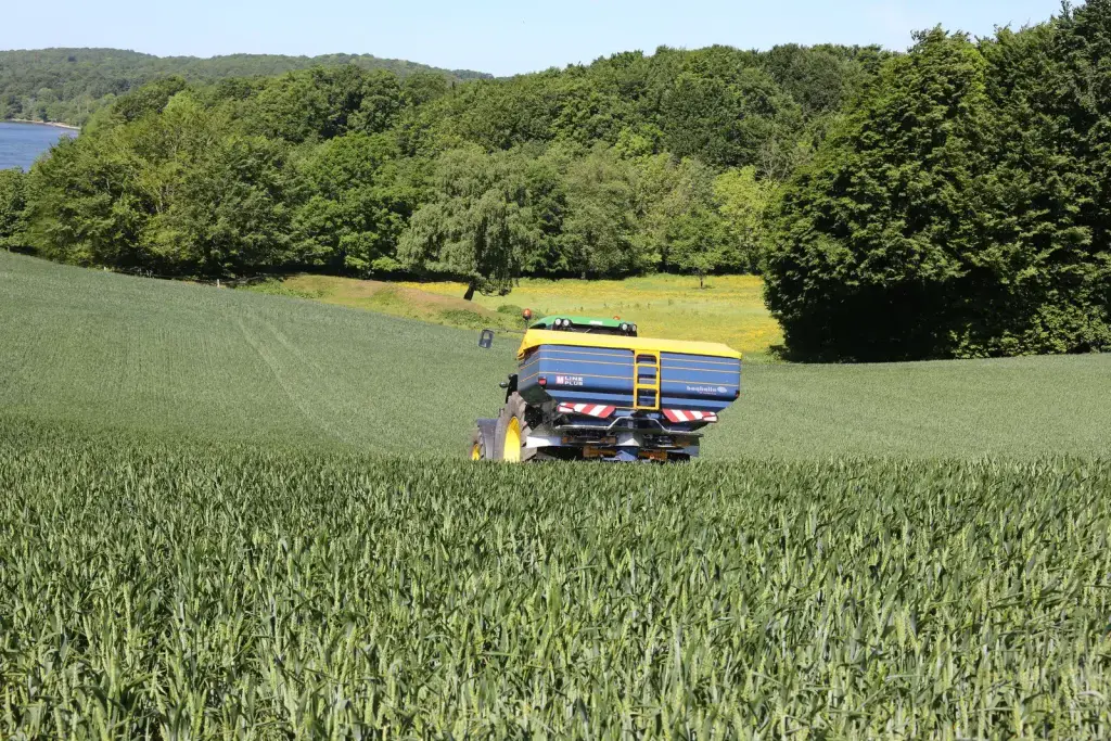 Abonadora Bogballe M35W plus trabajando en un campo de cereal