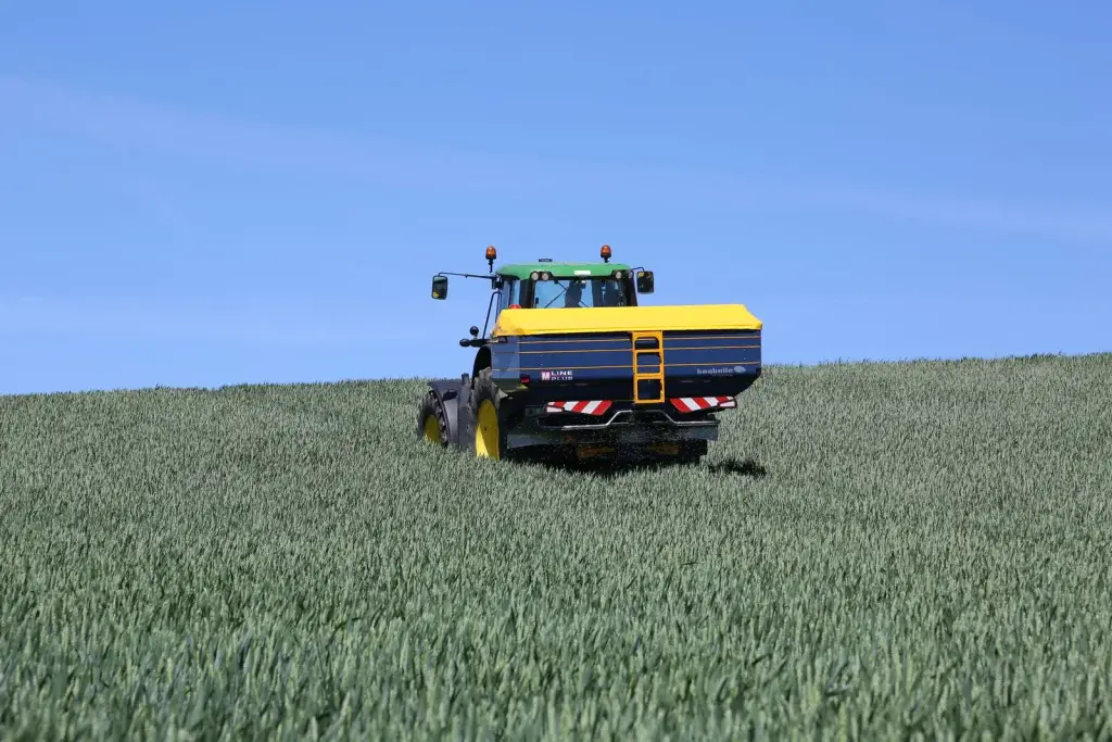 Abonadora Bogballe M35 plus abonando un campo de cereal