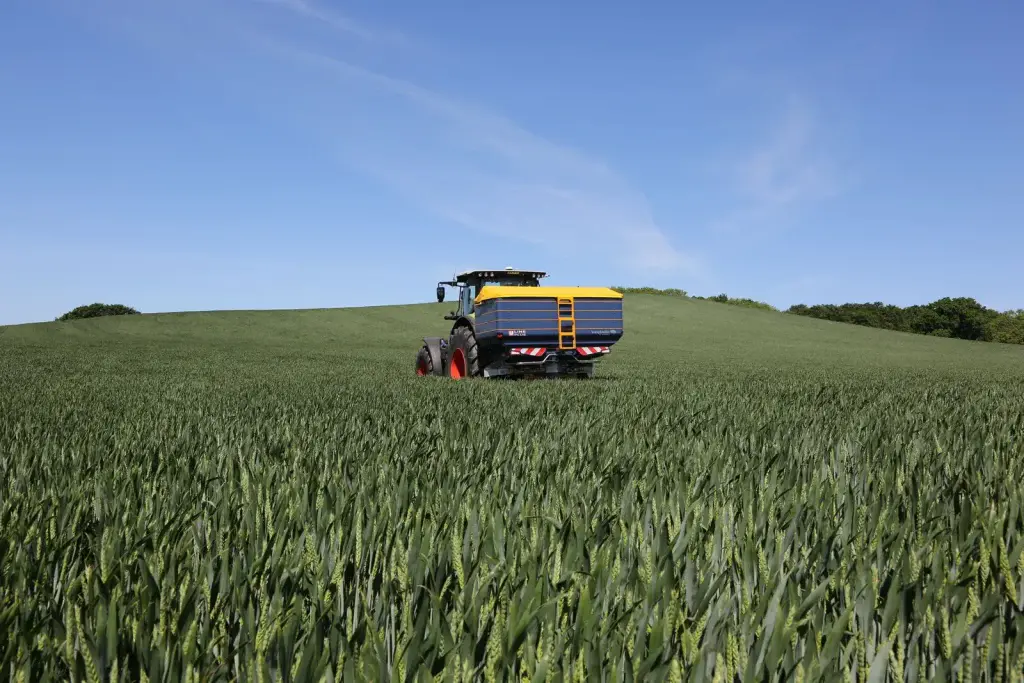 Abonadora Bogballe M45W plus abonando un campo de cereal